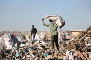 راوچییەكانی زبڵدان، پەیداكردنی نان قورستر لە قوڕگی شێر لە گۆڕەپانێكی نزیك بە ناوەندی شاری هەولێر زبڵخانەیەك بەناوی كانی قڕژاڵەوە وێڕای مەترسییە تەندروستی و ژینگەییەكانی رۆژانە بژێوی نزیك بە 200 خانەوادە دابین دەكات. گوتەبێژی دەستەی ژینگەی هەرێم لوقمان شێروانی دەڵێت هەر هاووڵاتییەكی هەرێم رۆژانە یەک كیلۆگرام پتر لە ستاندارد پاشماوەی هەیە و بۆ فڕێدانی خاشاك حكوومەت مانگانە 11 ملیار دینار خەرج دەكات.  ( Hemn Baban - Anadolu Ajansı )